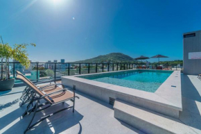 Adra 102 - Apartamento no centro de Bombinhas - Finamente mobiliado e decorado - Rooftop com piscina e academia - À poucos metros da praia